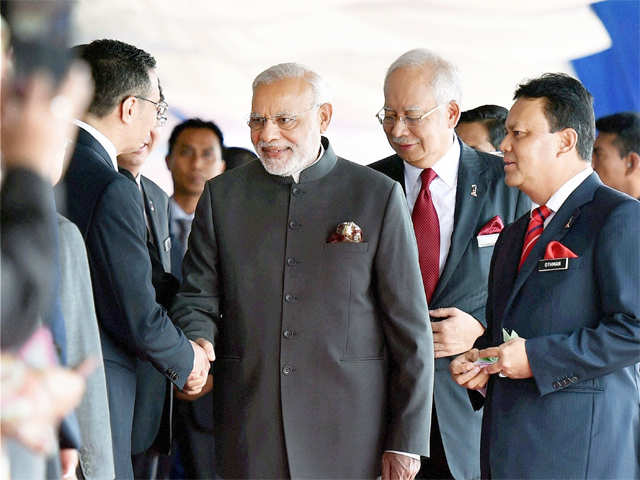 PM Modi shakes hand with Malaysia delegation