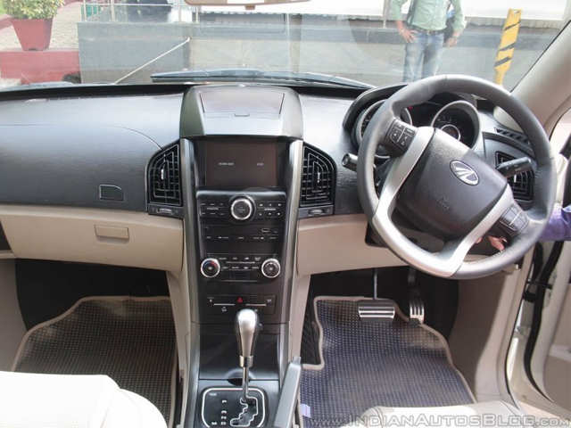 XUV500 AT's features