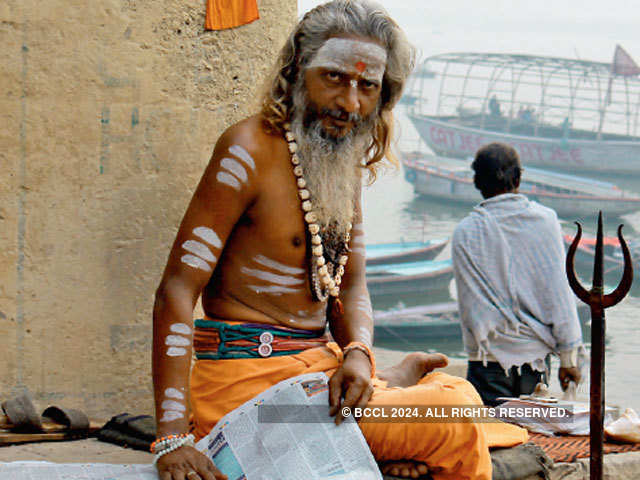 A sadhu prepares for the day