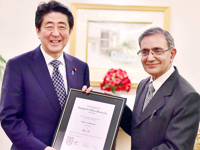 Shinzo Abe being conferred with an honorary doctorate