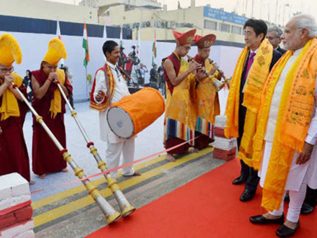 Ganga Aarti preparations in Varanasi - Japanese Prime Minister Shinzo Abe  on three-day visit to India | The Economic Times