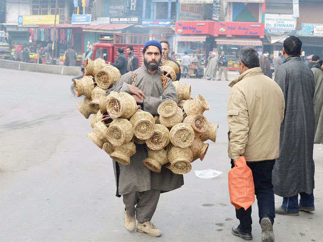 Fire pots being sold in Pulwama