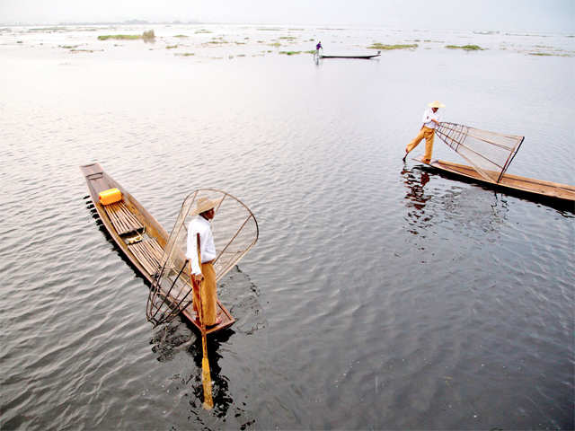 Ethnic Intha fishermen