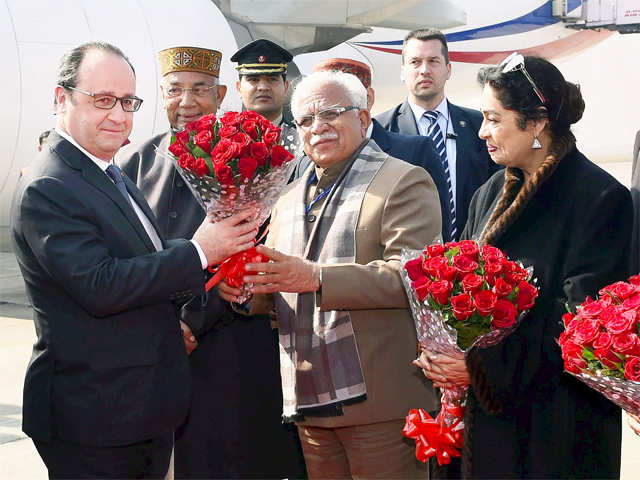 Francois Hollande being welcomed by Haryana CM