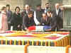 French President pays tribute to Mahatma Gandhi at Rajghat