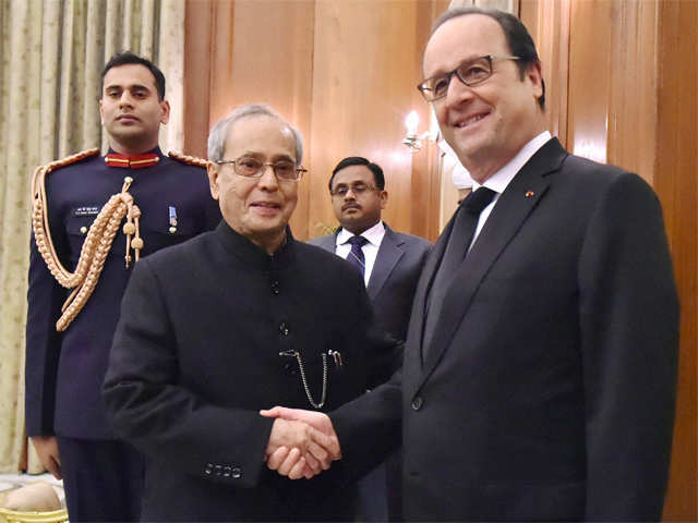 Pranab Mukherjee shakes hands with Francois Hollande