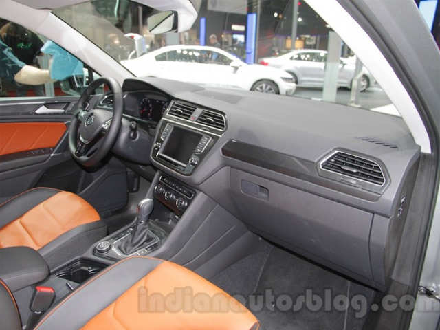 Infotainment display & seats