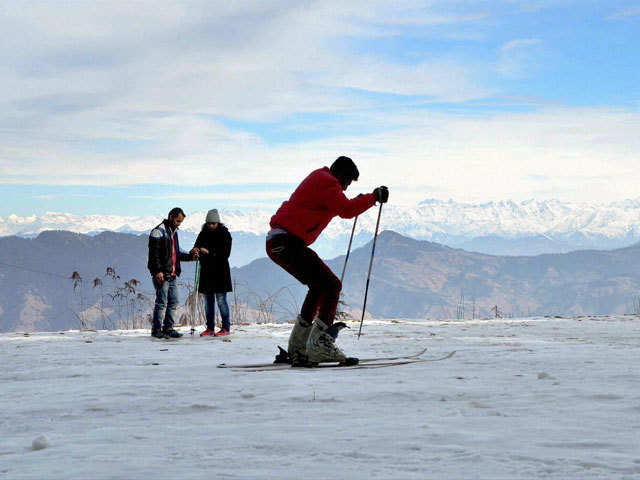 ​Tourists enjoy skiing in snow