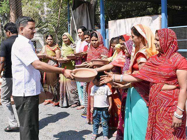 Jeevdaya distributes earthen pots in Surat