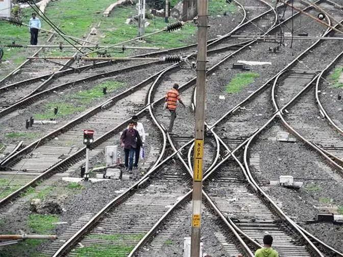 Indian Railways to lay 7 km tracks per day in 201617 The Economic Times