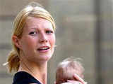 Gwyneth Paltrow holding her baby Apple 