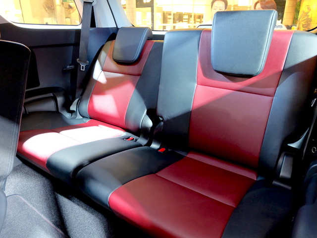 Dual-tone red & black seats