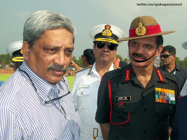 Parrikar intetracts with Service Chiefs