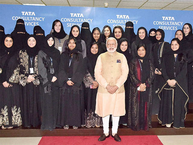 PM Modi with the employees