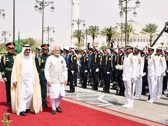 PM Modi being received by Saudi King