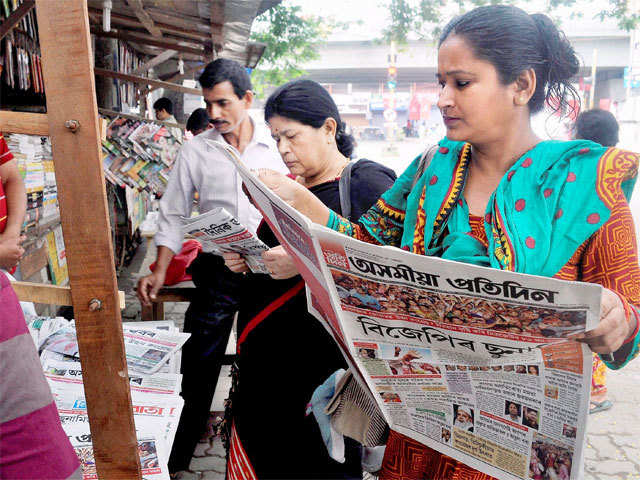 ​People reading newspapers