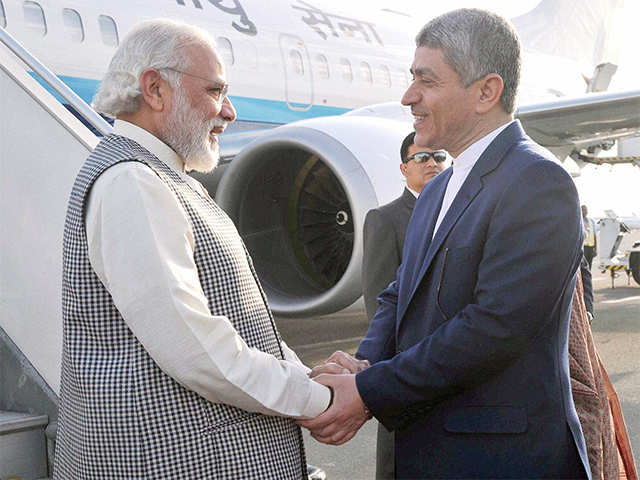 PM being received by Tayebnia on his arrival
