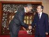 Obama shakes hands with Wen Jiabao