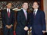 Locke shakes hands with Wen Jiabao