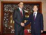 Obama shakes hands with Wen Jiabao