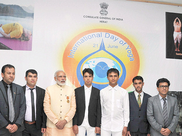 PM Modi with Indian Consulate officials