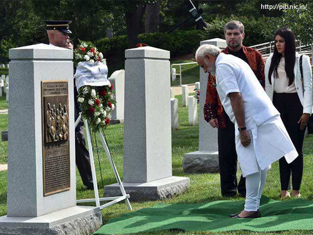PM Modi paying homage