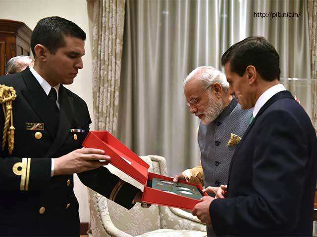PM Modi exchanging gifts with Mexican Prez.