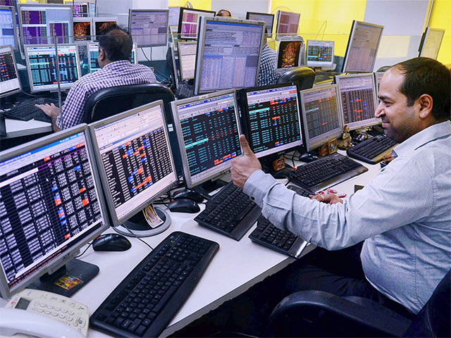 Brokers cheer while watching stock prices