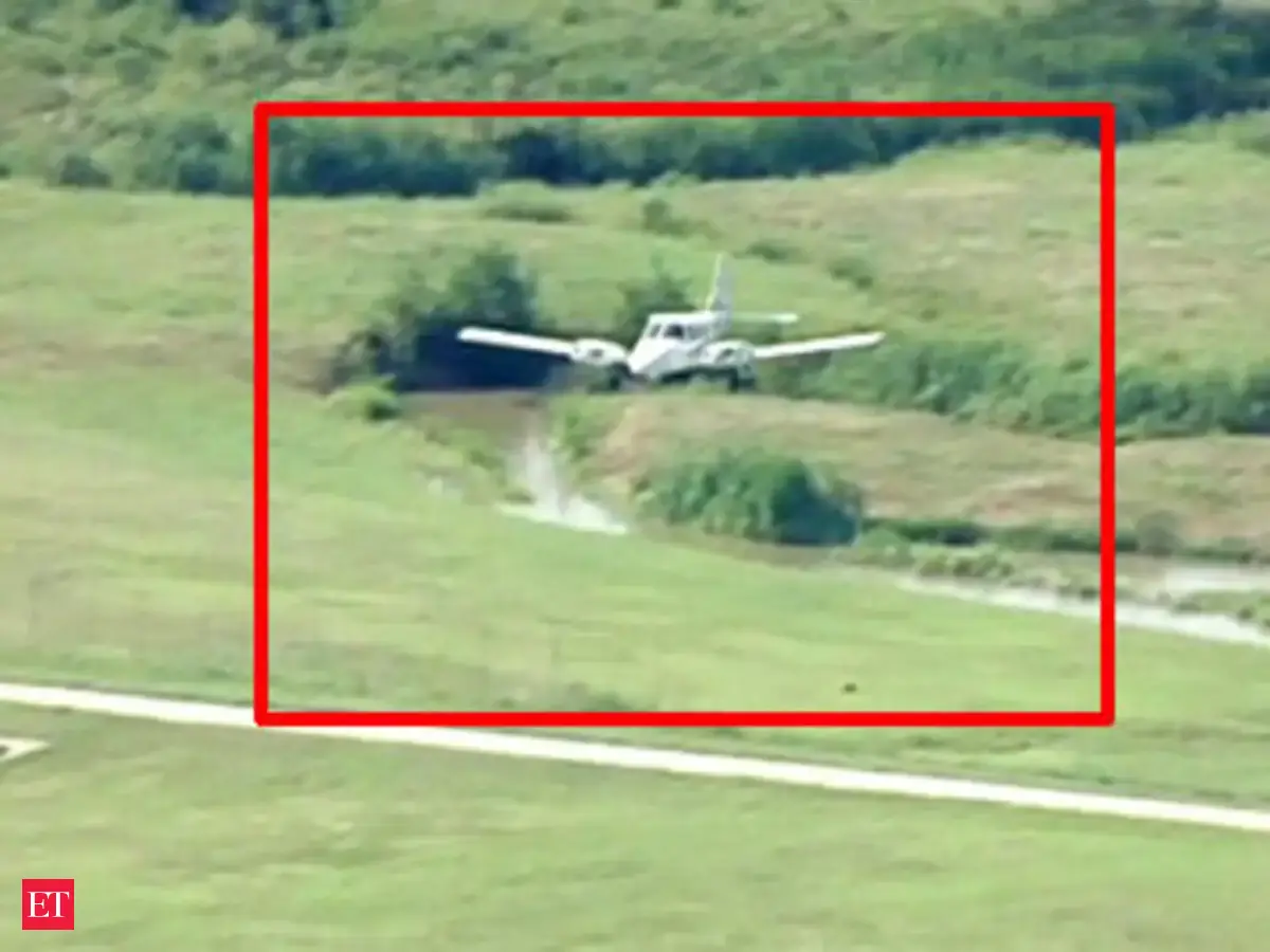 Small plane safely lands in Texas after gear fails - The Economic Times ...