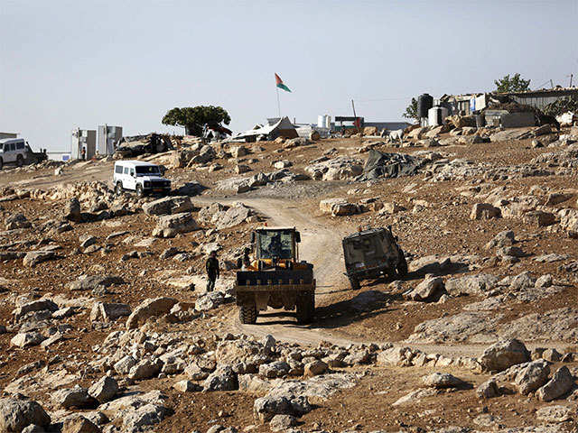 Israeli troops demolish sheds in South of Hebron