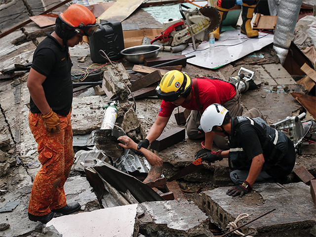 Wall collapse in Manila