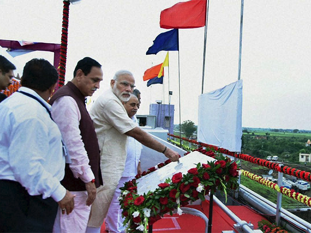 PM Narendra Modi at AJI-3 dam site of SAUNI project