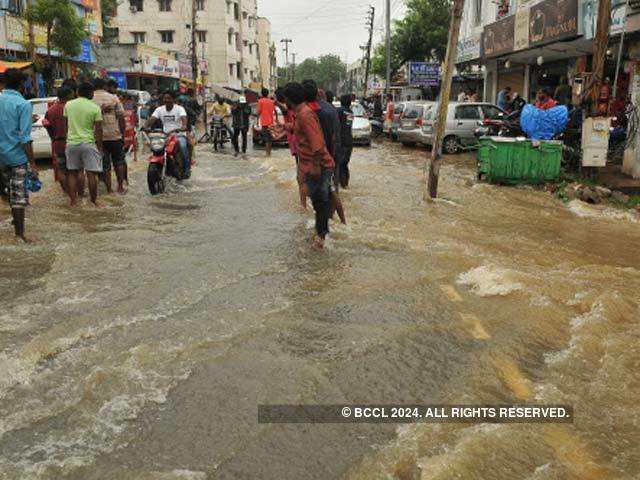 Volunteers took to street to help commuters