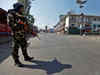 Suspected militants snatch rifles from cops in Kashmir