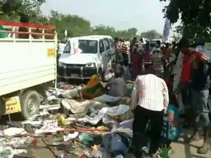The entire route witnesses a massive traffic jam due to the huge gathering of people. The entire route witnesses a massive traffic jam due to the huge gathering of people.