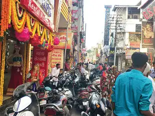 The interesting detail about this gastronomic night market is that the vendors move in only after the jewellery stores have shut down. The interesting detail about this gastronomic night market is that the vendors move in only after the jewellery stores have shut down.