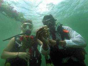 Couple says 'I do' under the water