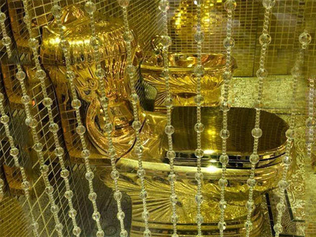 Golden toilet as a wedding gift - Strange things Saudi Princes