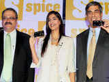 Sonam launches Spice new handset S-1200