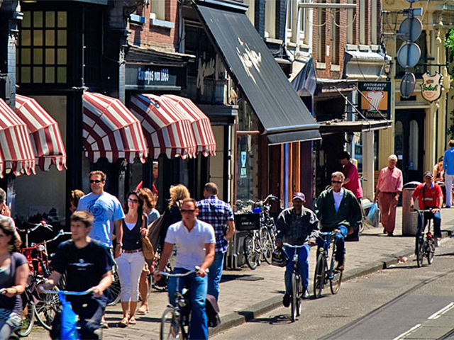 Amsterdam offers smart shopping on a smart street