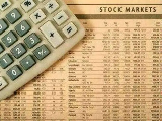 How does stock splits affect options
