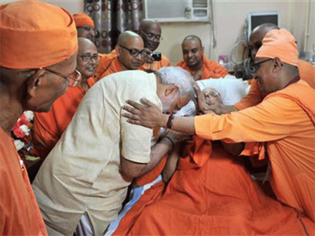 Swami Atmasthananda with his disciples