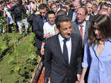 Sarkozy, Bruni visit exhibitions