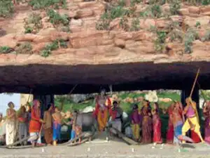The UP PWD will construct a ring road around Govardhan town to allow people to smoothly reach the town and park their vehicles at a distance from the holy hill. The UP PWD will construct a ring road around Govardhan town to allow people to smoothly reach the town and park their vehicles at a distance from the holy hill.