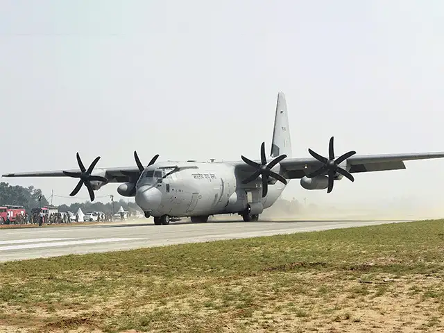 agra lucknow expressway: IAF jets turn Agra Expressway into runway ...