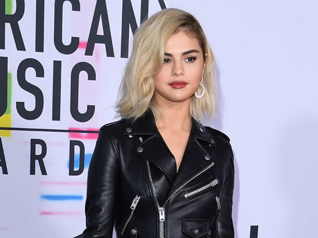 Selena Gomez: Selena Gomez is wrapping up 2017 with a blonde bob - The ...