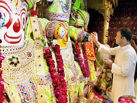 Eyeball-grabbing temple visits.