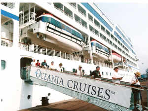 Cruise-tourists-bccl