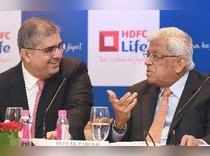 Mumbai : HDFC chairman Deepak Parekh and Amitabh Chaudhary, MD & CEO, HDFC Life ...