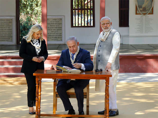 Netanyahu signs the guest book